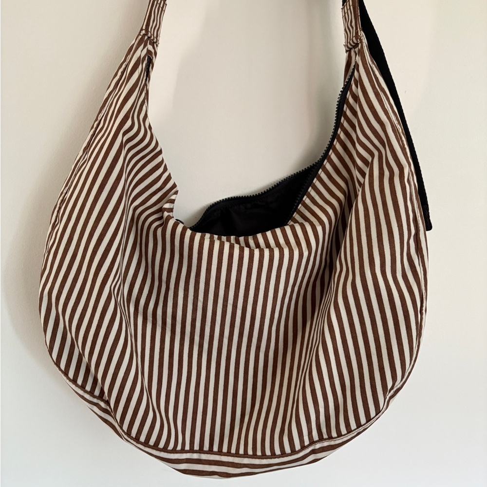 BAGGU Large Nylon Crescent Bag - Picture 3 of 9